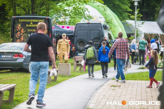 zdjęcia przedstawiają dzieci bawiące się
