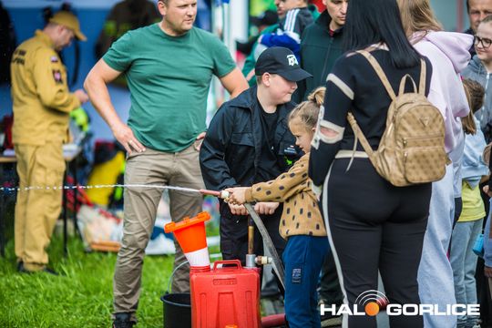 zdjęcia przedstawiają dzieci bawiące się
