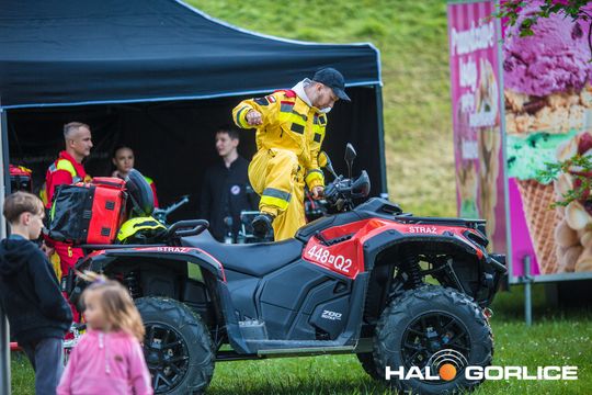 zdjęcia przedstawiają dzieci bawiące się