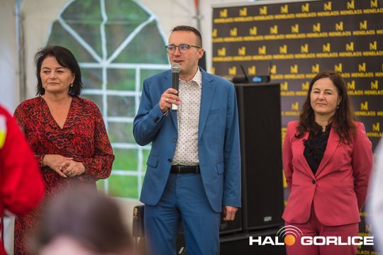 zdjęcia przedstawiają dzieci bawiące się