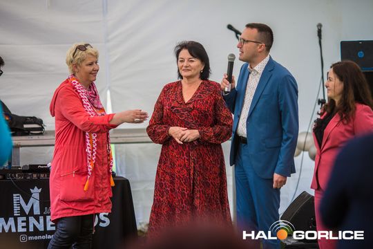 zdjęcia przedstawiają dzieci bawiące się