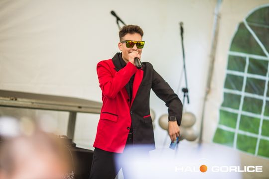 zdjęcia przedstawiają dzieci bawiące się