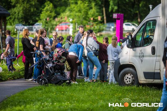 zdjęcia przedstawiają dzieci bawiące się
