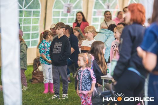 zdjęcia przedstawiają dzieci bawiące się