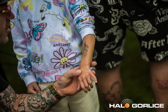 zdjęcia przedstawiają dzieci bawiące się