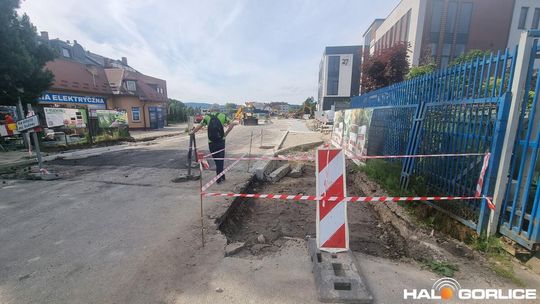 zdjęcie przedstawia ludzi i maszyny na placu budowy ronda w gorlicach