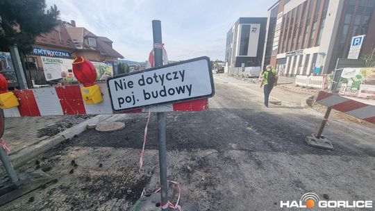 zdjęcie przedstawia ludzi i maszyny na placu budowy ronda w gorlicach
