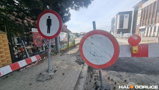 zdjęcie przedstawia ludzi i maszyny na placu budowy ronda w gorlicach