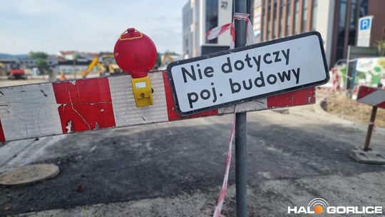 zdjęcie przedstawia ludzi i maszyny na placu budowy ronda w gorlicach
