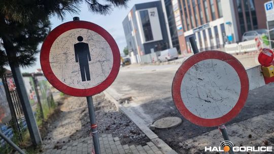 zdjęcie przedstawia ludzi i maszyny na placu budowy ronda w gorlicach