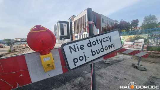 zdjęcie przedstawia ludzi i maszyny na placu budowy ronda w gorlicach