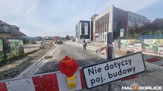 zdjęcie przedstawia ludzi i maszyny na placu budowy ronda w gorlicach