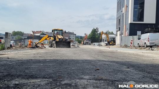 zdjęcie przedstawia ludzi i maszyny na placu budowy ronda w gorlicach