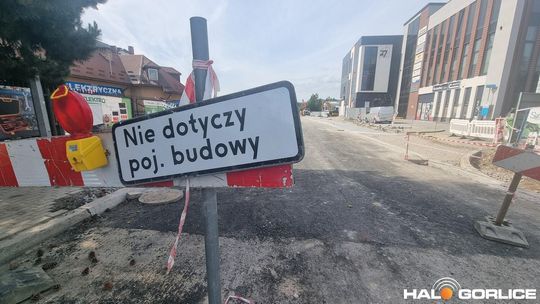 zdjęcie przedstawia ludzi i maszyny na placu budowy ronda w gorlicach