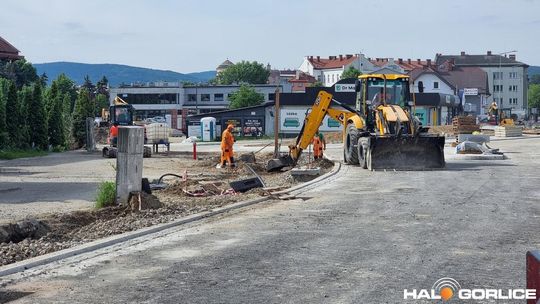 zdjęcie przedstawia ludzi i maszyny na placu budowy ronda w gorlicach