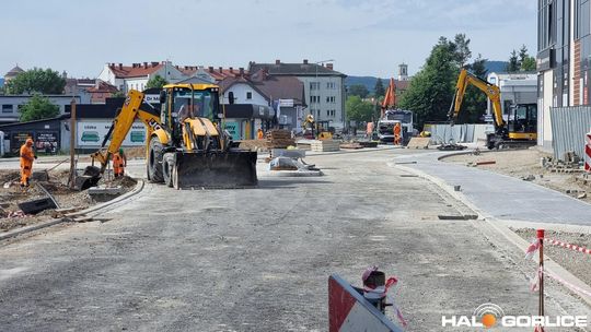zdjęcie przedstawia ludzi i maszyny na placu budowy ronda w gorlicach