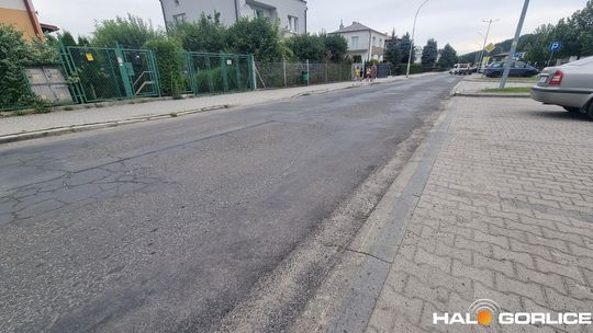 zdjęcie przedstawia jezdnię w mieście