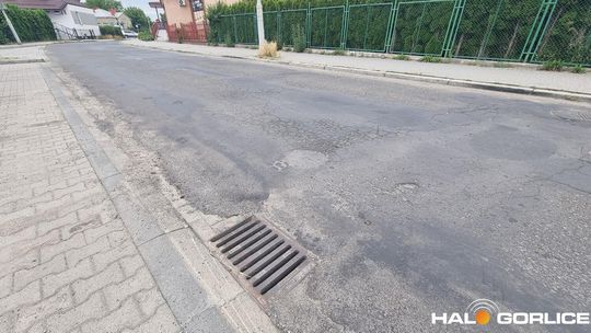 zdjęcie przedstawia jezdnię w mieście