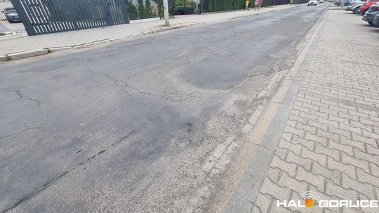 zdjęcie przedstawia jezdnię w mieście