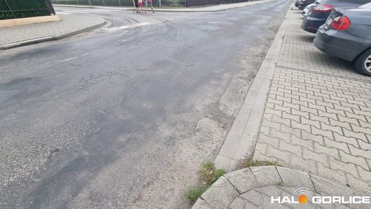 zdjęcie przedstawia jezdnię w mieście