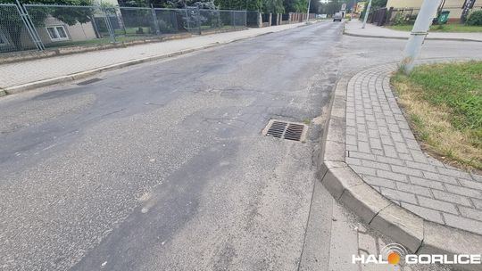 zdjęcie przedstawia jezdnię w mieście