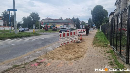 zdjęcie przedstawia jezdnię w mieście