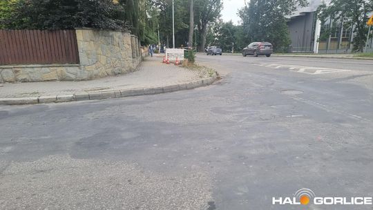 zdjęcie przedstawia jezdnię w mieście