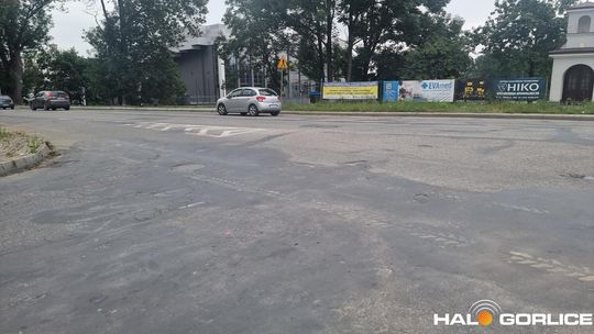 zdjęcie przedstawia jezdnię w mieście