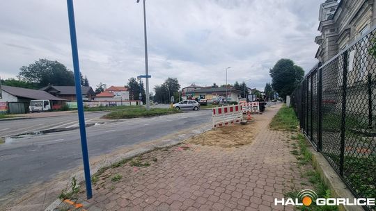 zdjęcie przedstawia jezdnię w mieście