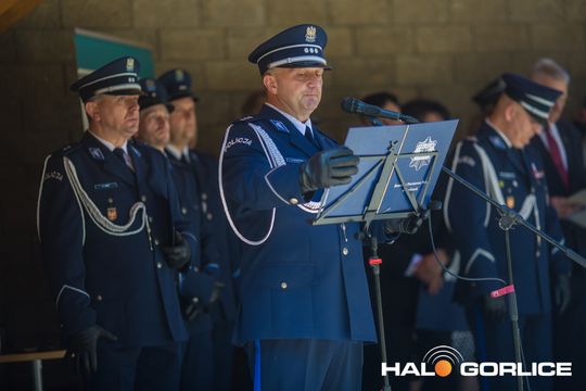 grupa policjatnów na placu podczas uroczystego aplelu