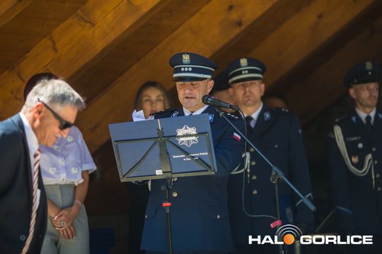 grupa policjatnów na placu podczas uroczystego aplelu