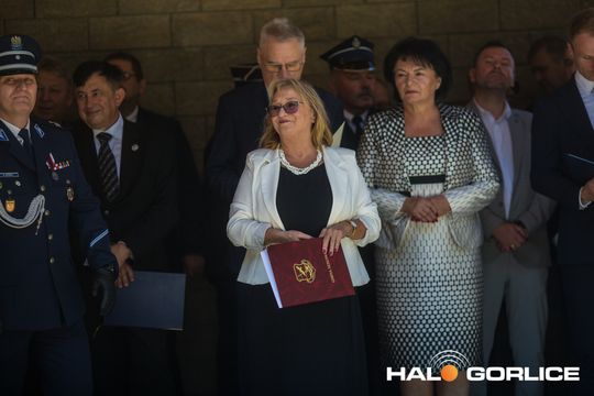 grupa policjatnów na placu podczas uroczystego aplelu