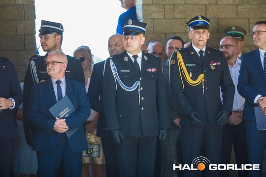 grupa policjatnów na placu podczas uroczystego aplelu
