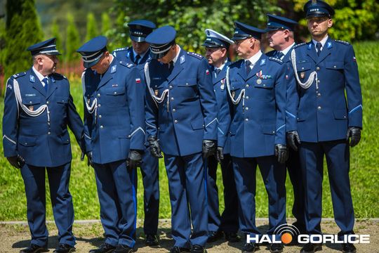 grupa policjatnów na placu podczas uroczystego aplelu