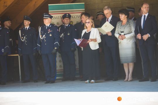 grupa policjatnów na placu podczas uroczystego aplelu