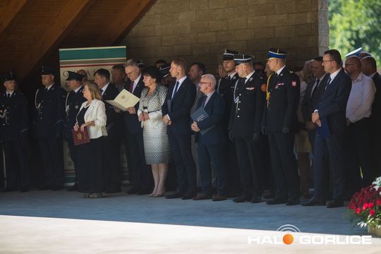 grupa policjatnów na placu podczas uroczystego aplelu