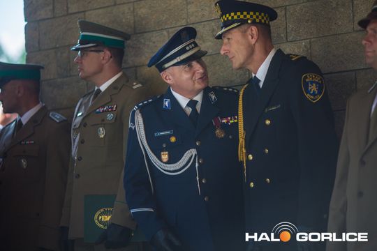 grupa policjatnów na placu podczas uroczystego aplelu