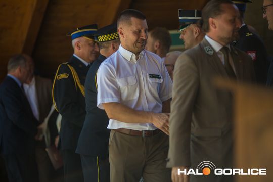 grupa policjatnów na placu podczas uroczystego aplelu