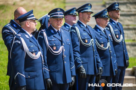 grupa policjatnów na placu podczas uroczystego aplelu