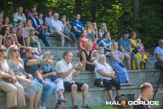 grupa policjatnów na placu podczas uroczystego aplelu