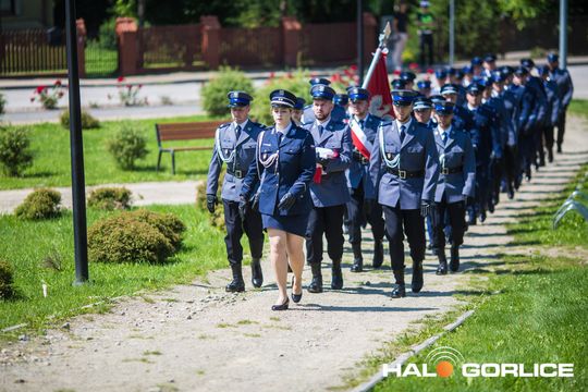 grupa policjatnów na placu podczas uroczystego aplelu
