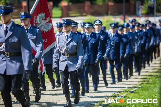 grupa policjatnów na placu podczas uroczystego aplelu