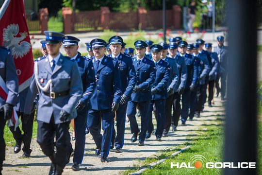 grupa policjatnów na placu podczas uroczystego aplelu
