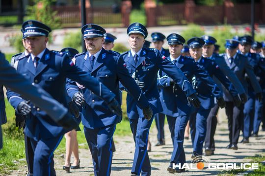 grupa policjatnów na placu podczas uroczystego aplelu