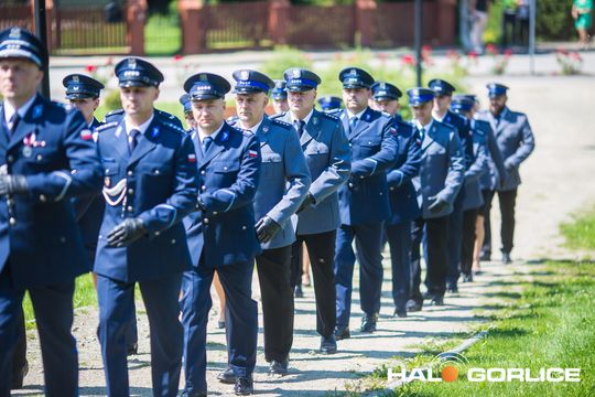 grupa policjatnów na placu podczas uroczystego aplelu