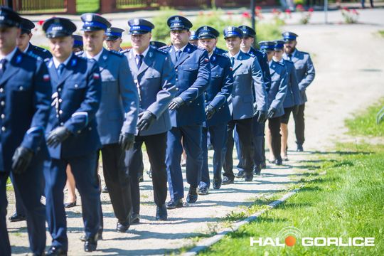 grupa policjatnów na placu podczas uroczystego aplelu