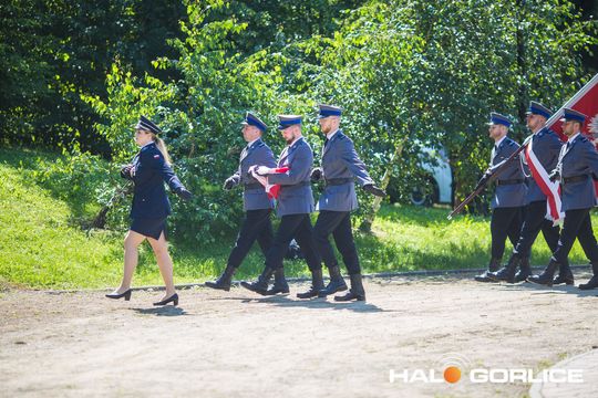 grupa policjatnów na placu podczas uroczystego aplelu