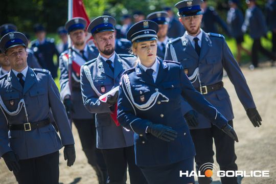 grupa policjatnów na placu podczas uroczystego aplelu