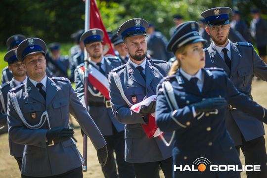 grupa policjatnów na placu podczas uroczystego aplelu
