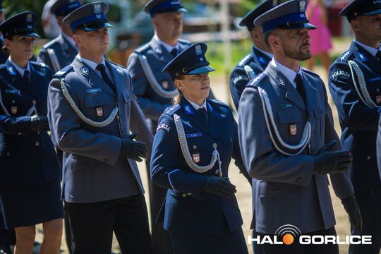 grupa policjatnów na placu podczas uroczystego aplelu